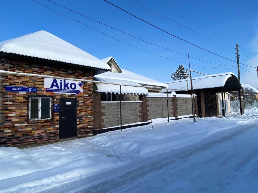 奇姆肯特"AIKO" Konak Otbasy的雪地里的一个全能加油站