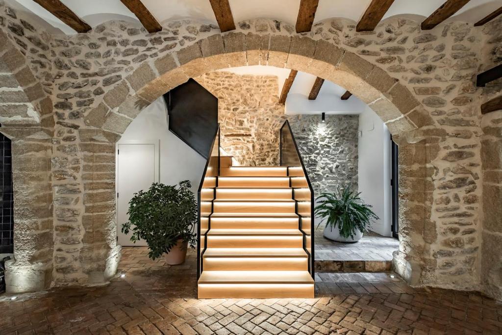 波凯兰特ABBI SUITES Casa Rural, Suites & Spa的石墙建筑中的楼梯
