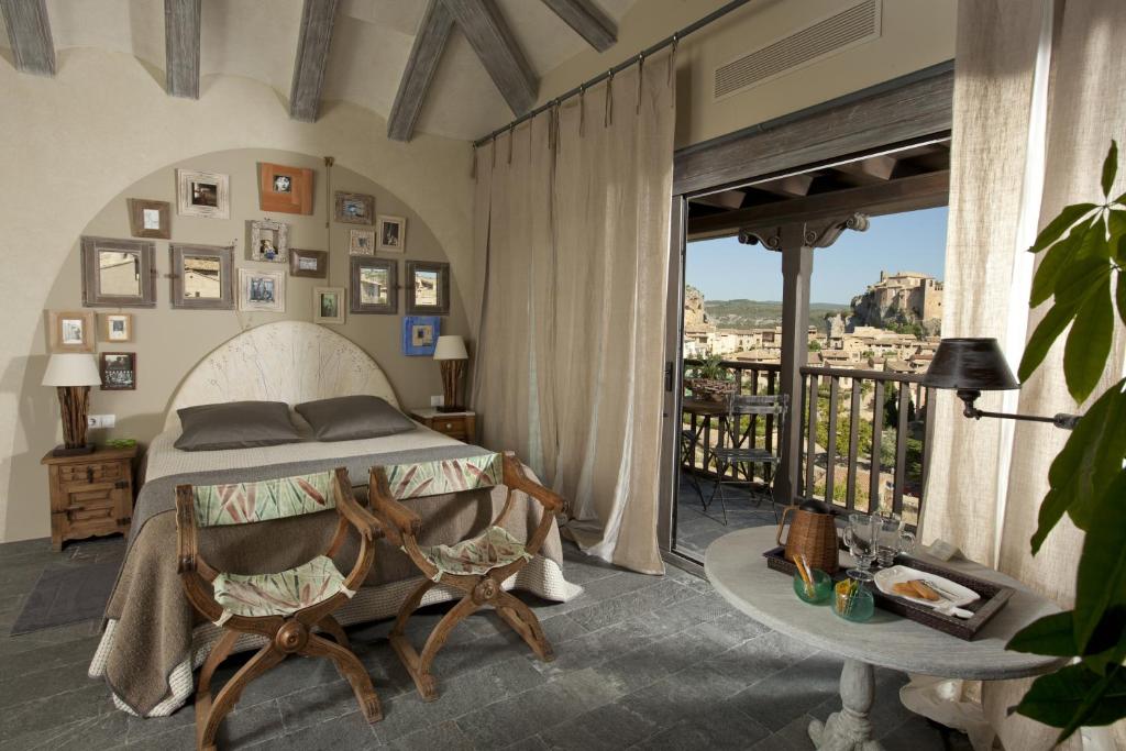阿尔克萨尔阿罗迪亚酒店的一间卧室设有一张床和一个阳台