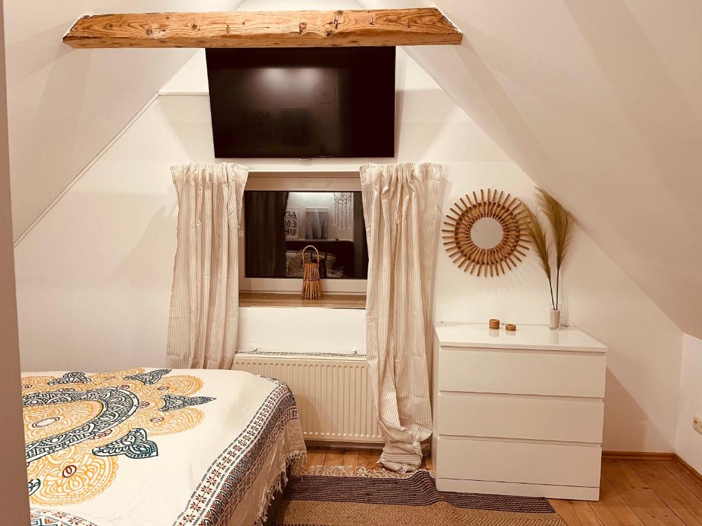 多鲁姆纽菲尔德Deich Winde 9.2的一间卧室设有一张床和一个带电视的窗户。