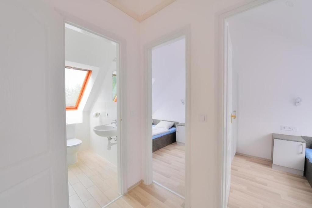 巴拉通雷勒Villa Oliver Balatonlelle的白色的浴室设有水槽和卫生间。
