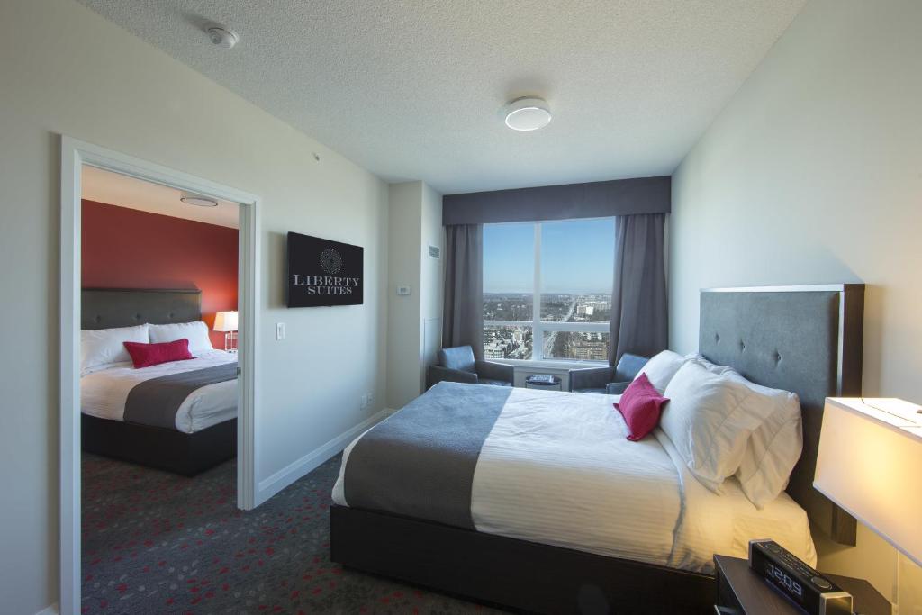 索恩西尔自由套房酒店的酒店客房设有两张床和窗户。