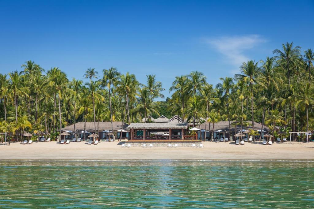额布里湾景 - 海滩度假村的棕榈树海滩和度假村