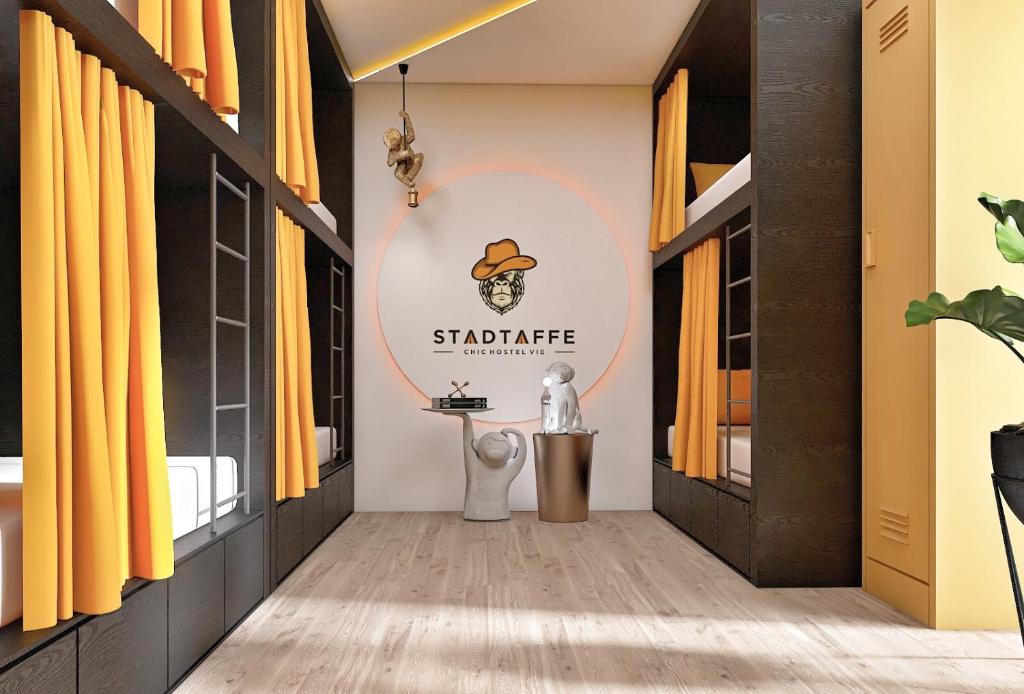 维也纳Stadtaffe - Chic Hostel VIE的走廊上设有桌子和黄色窗帘