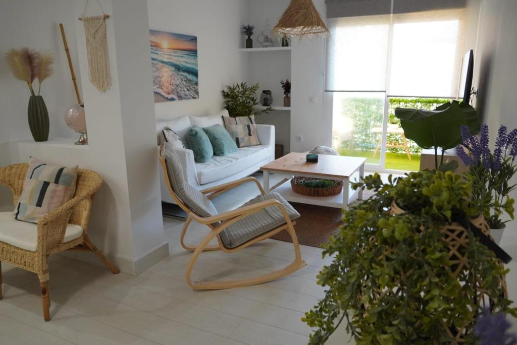 塔里法Apartamento Balneario Beach的客厅配有沙发、椅子和桌子
