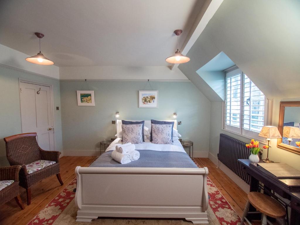 拉伊Red Cottage B&B的阁楼上的卧室配有一张大床