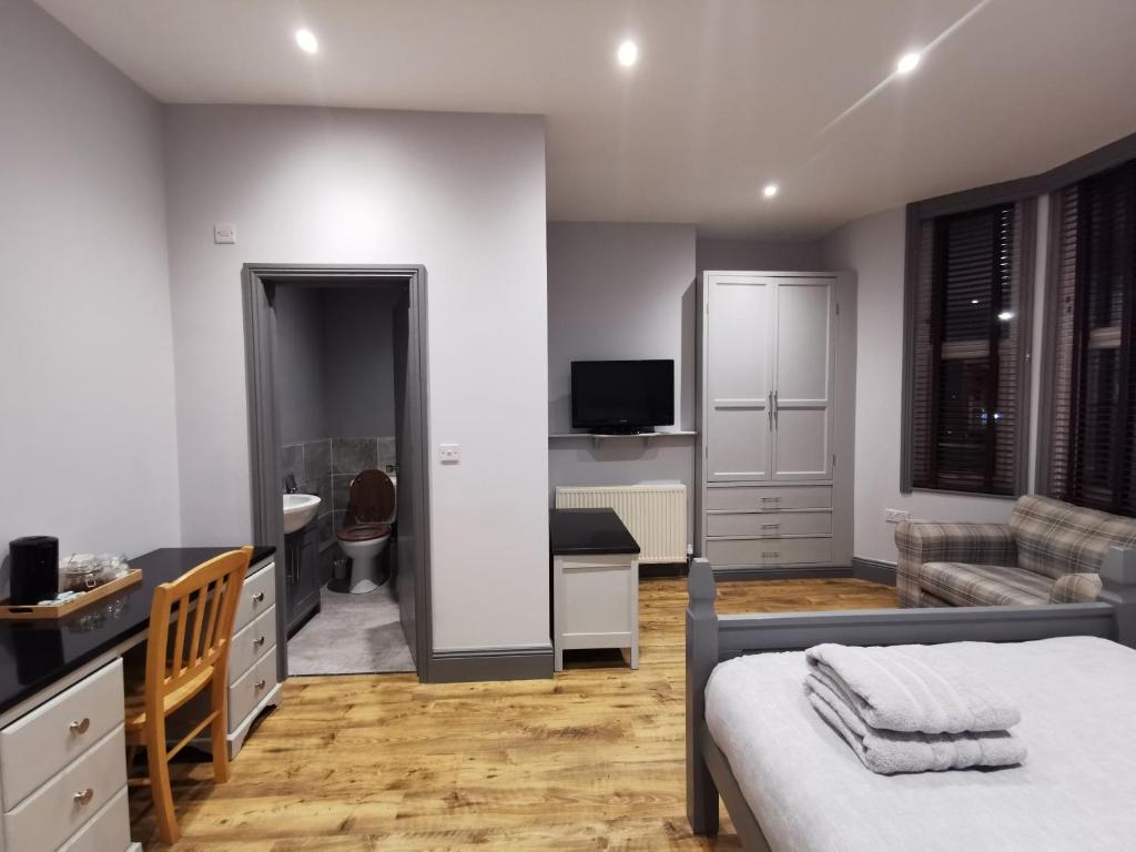 利物浦Shared house close to Liverpool city center & LFC/EFC的一间卧室设有一张床和一间客厅。