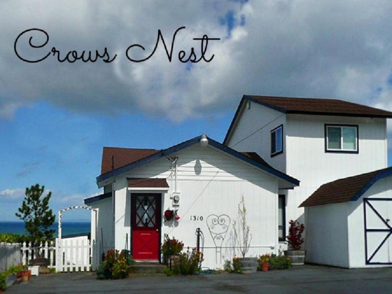 安吉利斯港PA Crows Nest Cottage的一间白色的房子,有红色的门,字眼疯狂