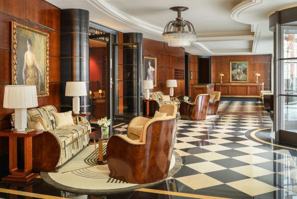 伦敦博蒙特酒店的一个带沙发和 ⁇ 桌的大堂