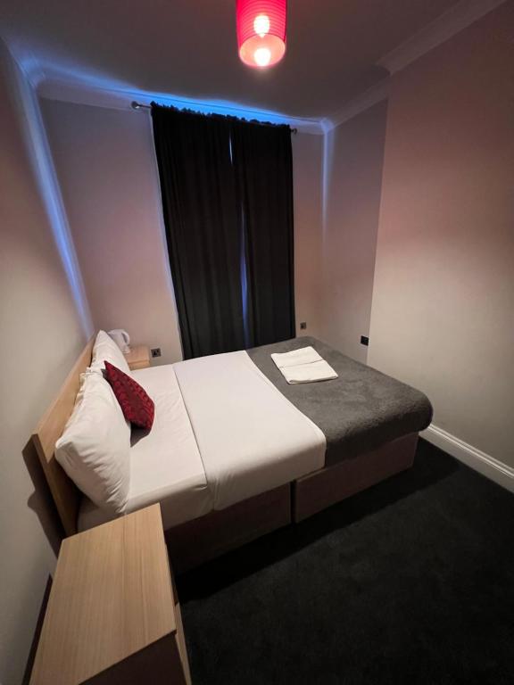伦敦古德伍德酒店的小房间设有一张红灯床