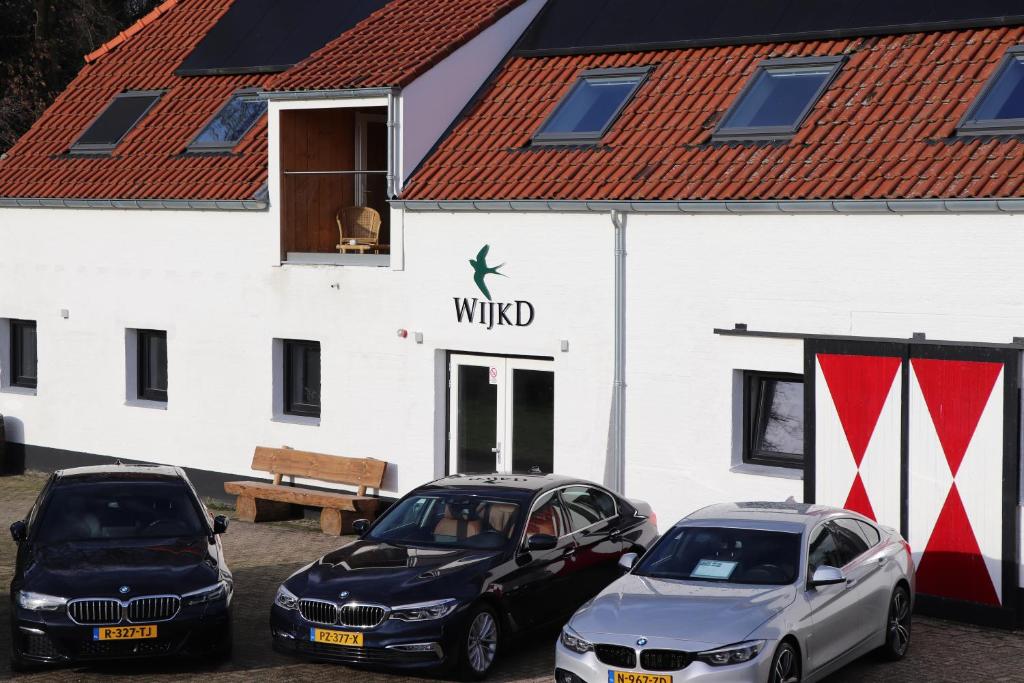 伦德WijkD的停在白色建筑前面的三辆汽车