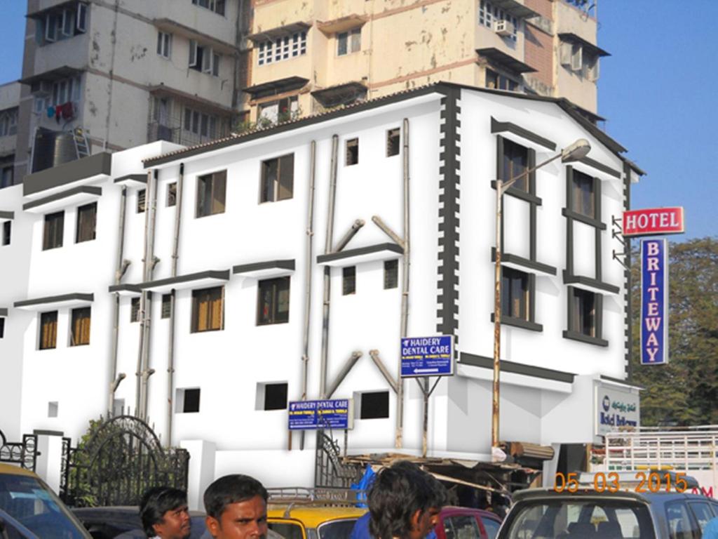 孟买Hotel Briteway的前面有标志的白色建筑