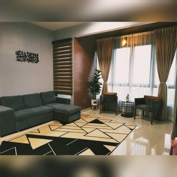 马六甲D'RZ Muslim Seaview Homestay Bali Residence的客厅配有沙发和椅子