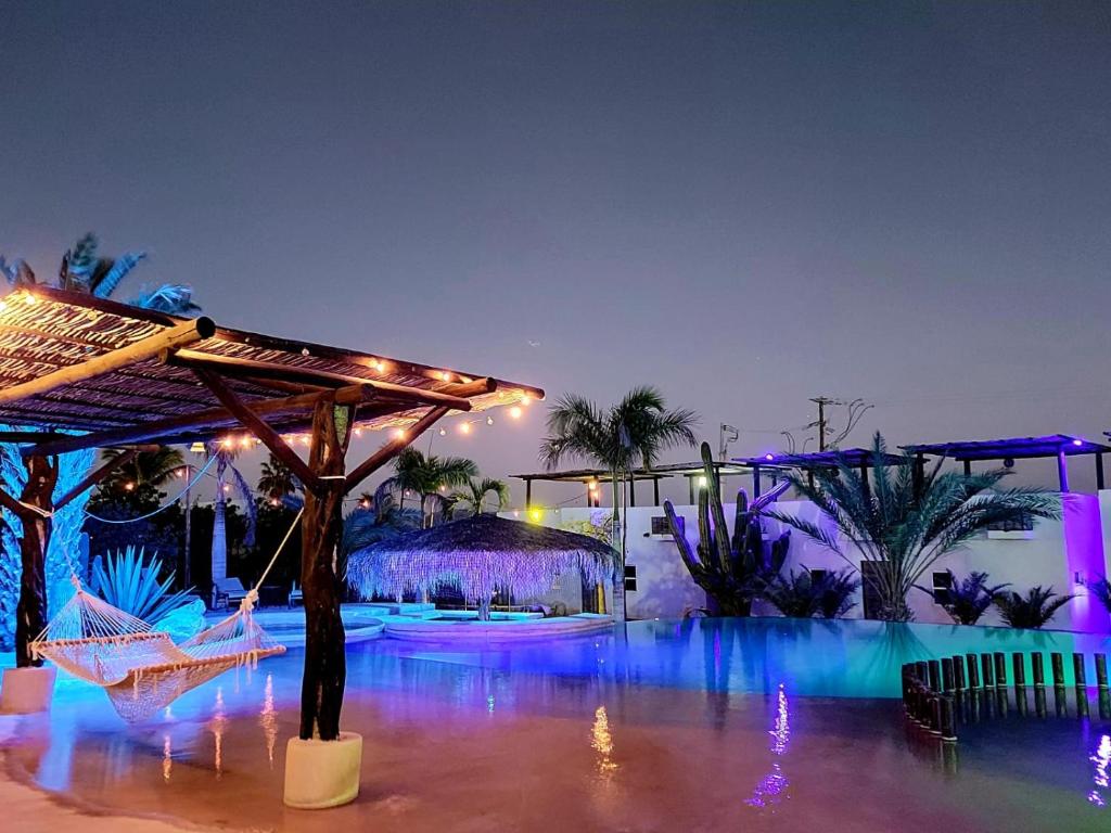 El SargentoVentana Blue Hotel的蓝灯和棕榈树度假村