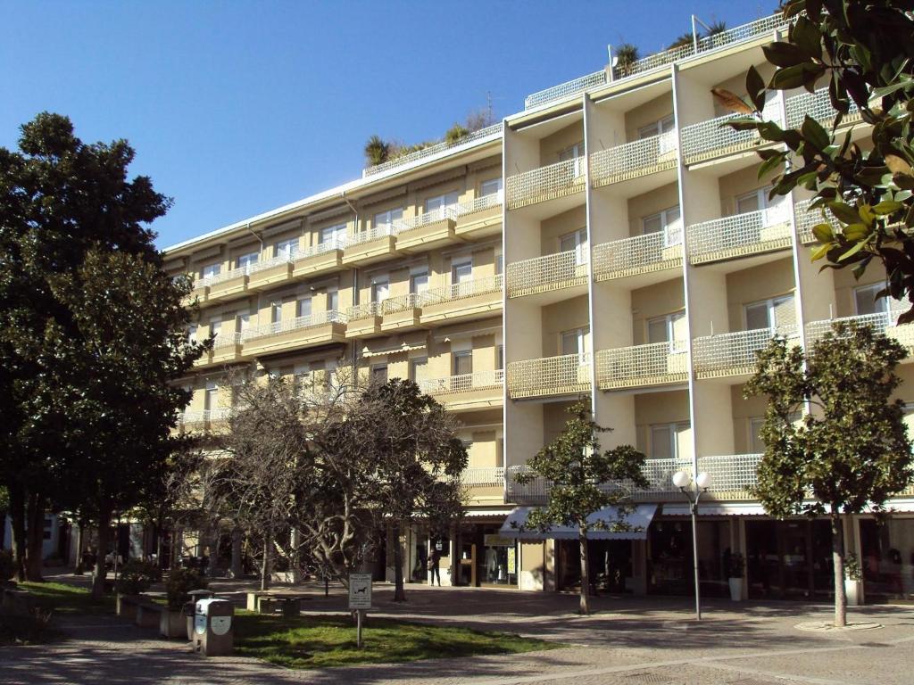 格拉多帕尔克萨鲁特公寓的前面有树木的白色大建筑