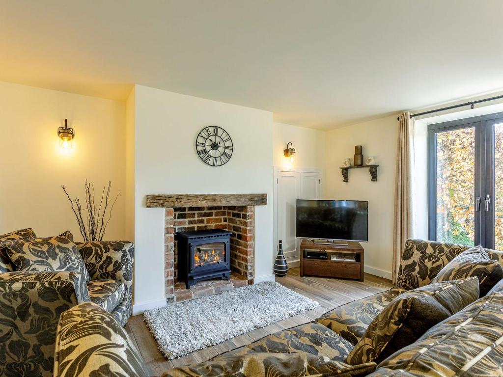 布伦特山庄East Cottage - Ukc4432的带沙发和壁炉的客厅