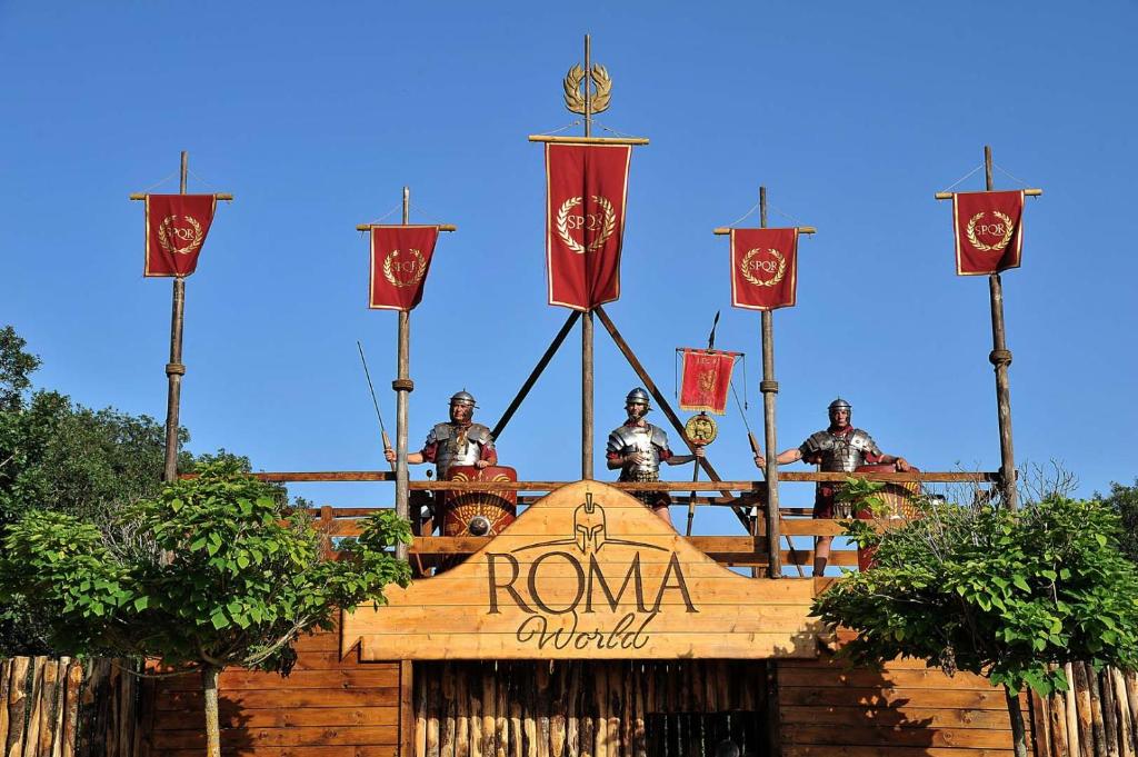 罗马Tenda a Roma World的建筑顶部的木标,带有武士