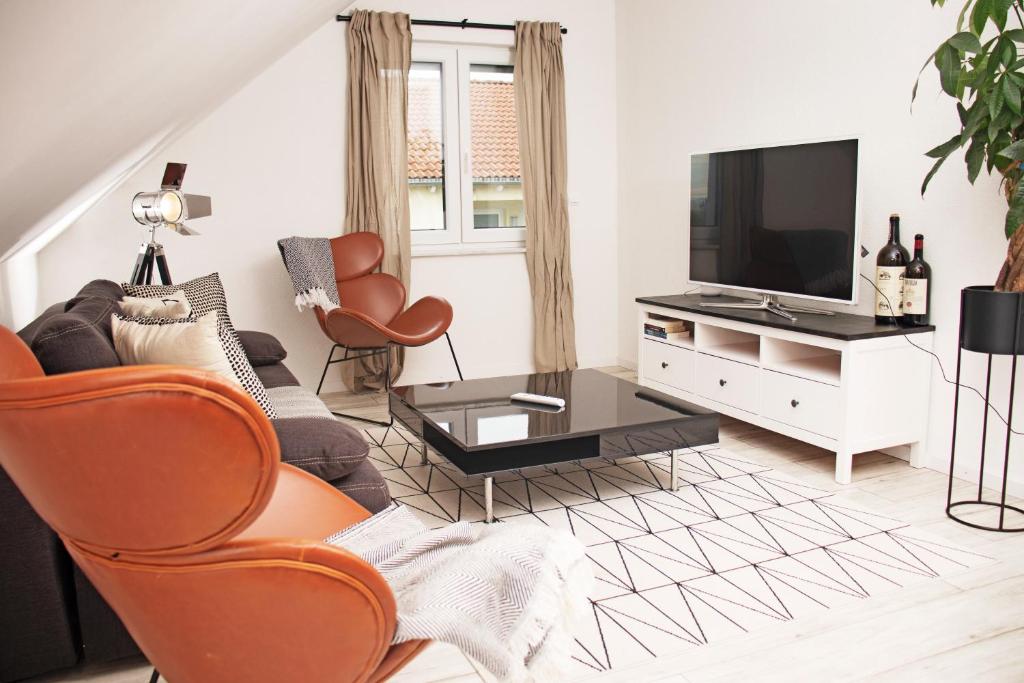 罗拉赫BlackNCozy - Design Appartement mit Boxspringbett und Balkon的带沙发和电视的客厅