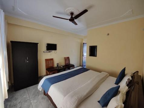 安君纳RNB Beach Stay的一间卧室配有一张大床和吊扇