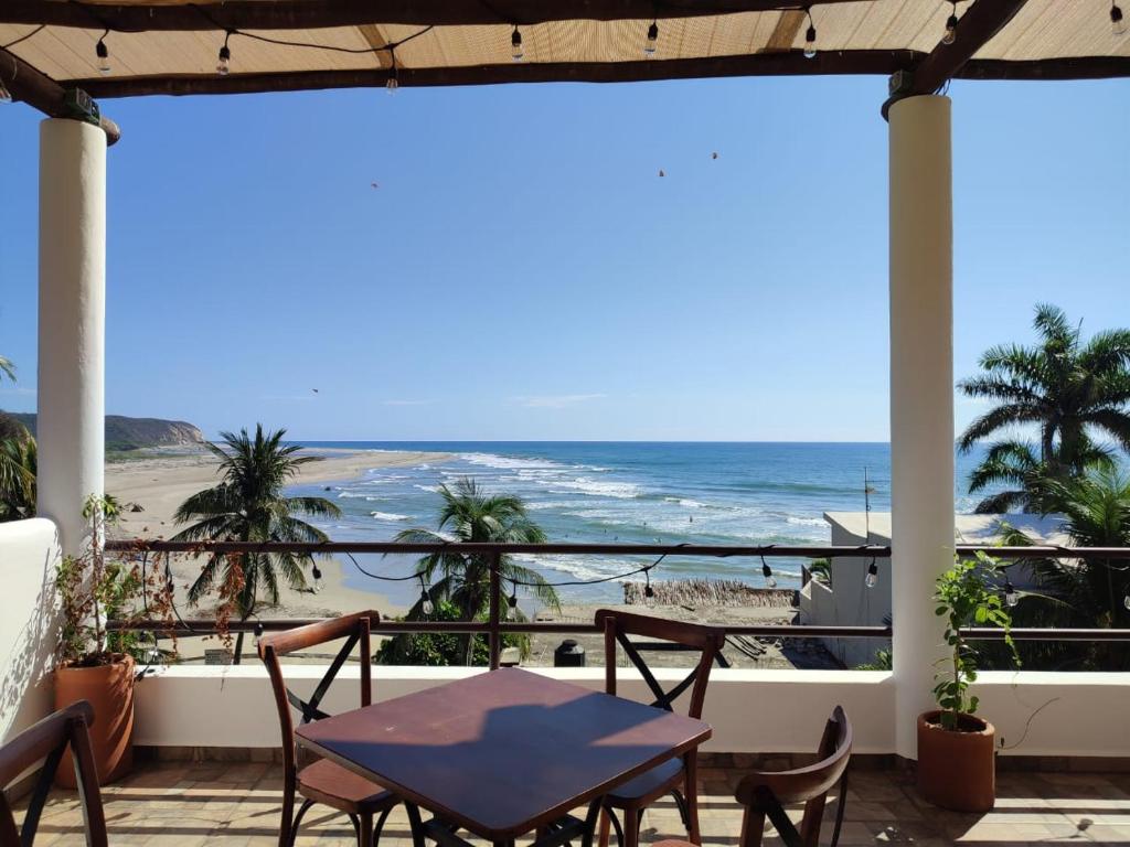 圣克鲁斯华特库blue BOCANA的一个带桌椅的庭院和海滩