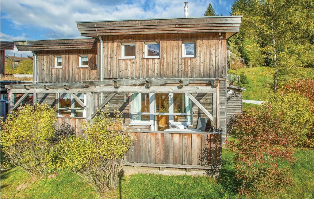 上陶恩Stunning Home In Hohentauern With 4 Bedrooms的一座带围栏和树木的古老木屋
