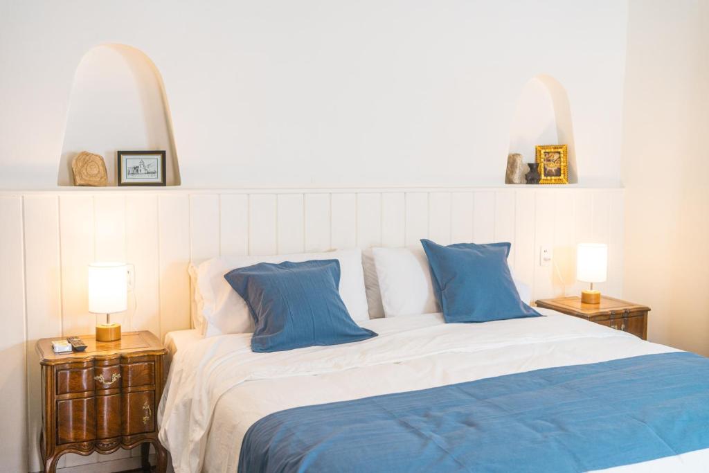 蒂尔卡拉Bella Tilcara Boutique Hotel的一间卧室配有一张带蓝色枕头的大床