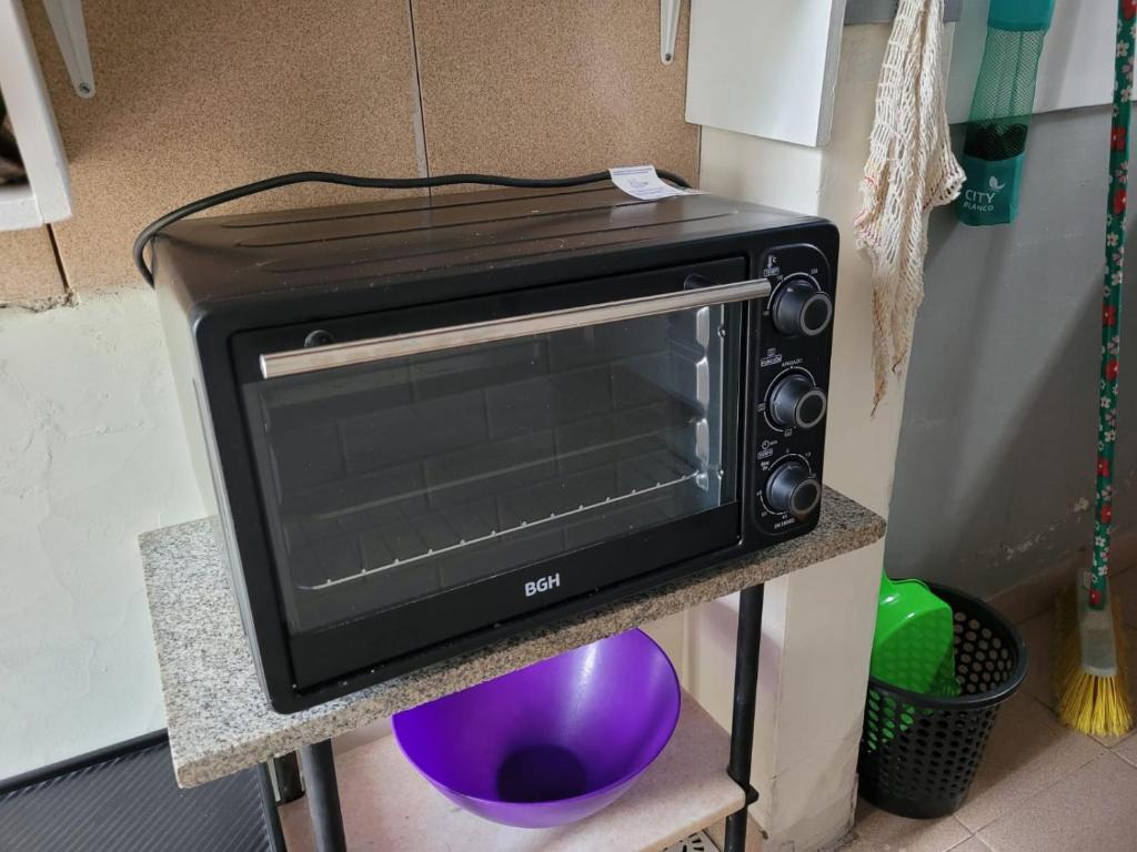 萨尔塔Mi casa的厨房的台面上有一个微波炉