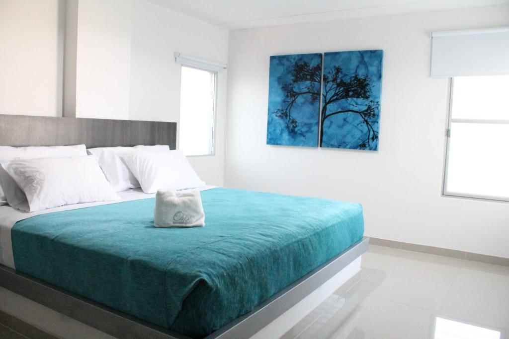 内瓦Onix Hotel的一间卧室配有一张带蓝色毯子的床
