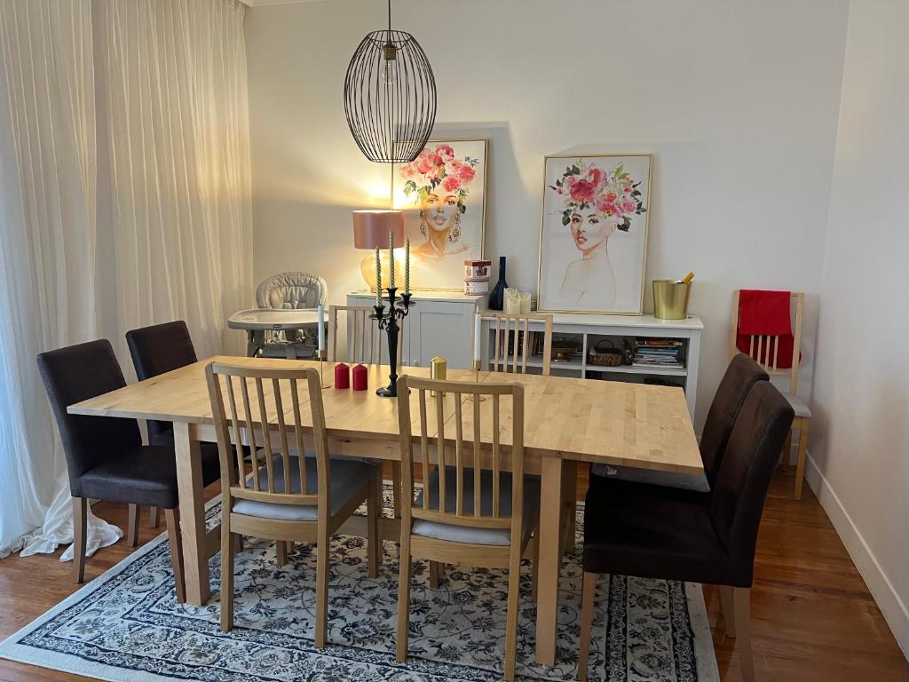 塞图巴尔La Petit Maison的一间带木桌和椅子的用餐室