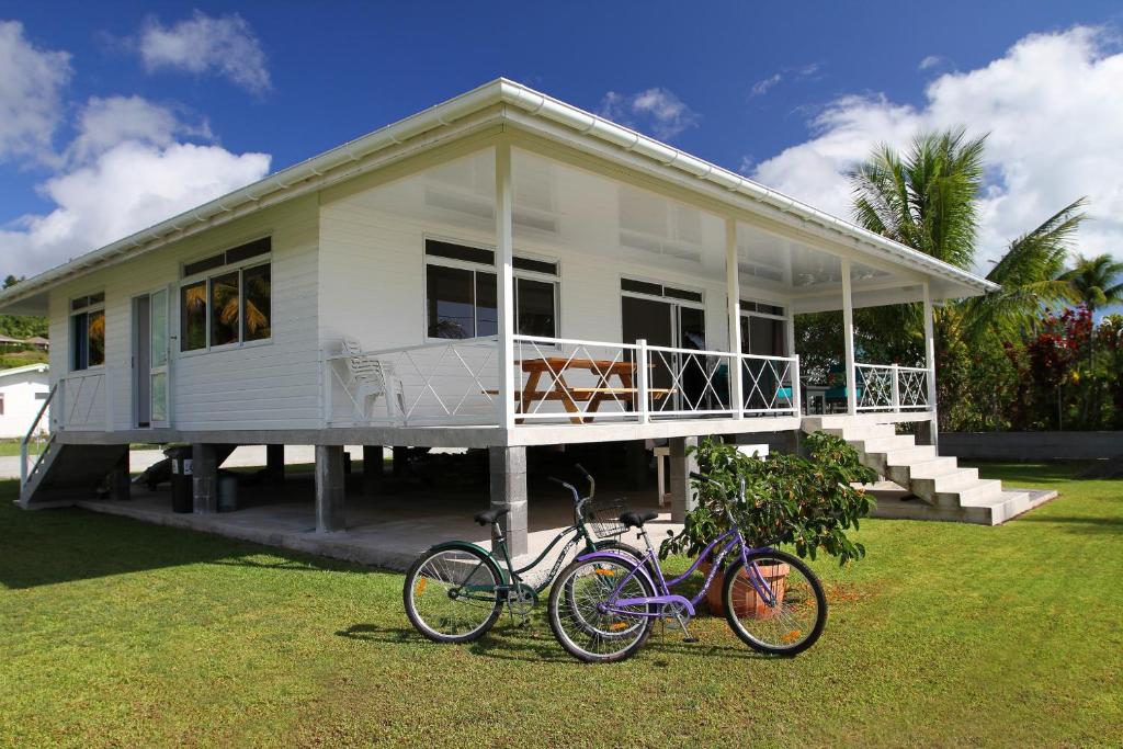 TevaitoaRAIATEA - Fare Te Hanatua的两辆自行车停在房子前面