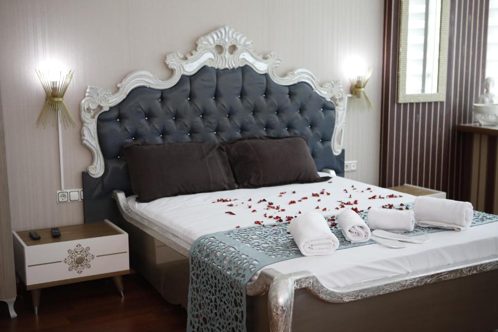 锡利夫里Safir Hotels Silivri的一间卧室配有一张红色鲜花的大床