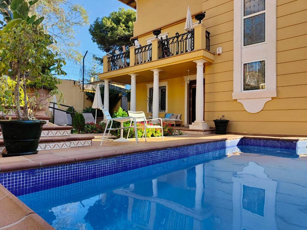 马拉加Hotel Boutique Villa Lorena by Charming Stay Adults Recommended的房屋前有游泳池的房子