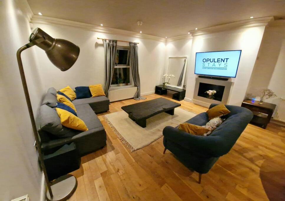 德比Stunning Luxury 2 Bed Penthouse Apartment的客厅配有两张沙发和一台电视机