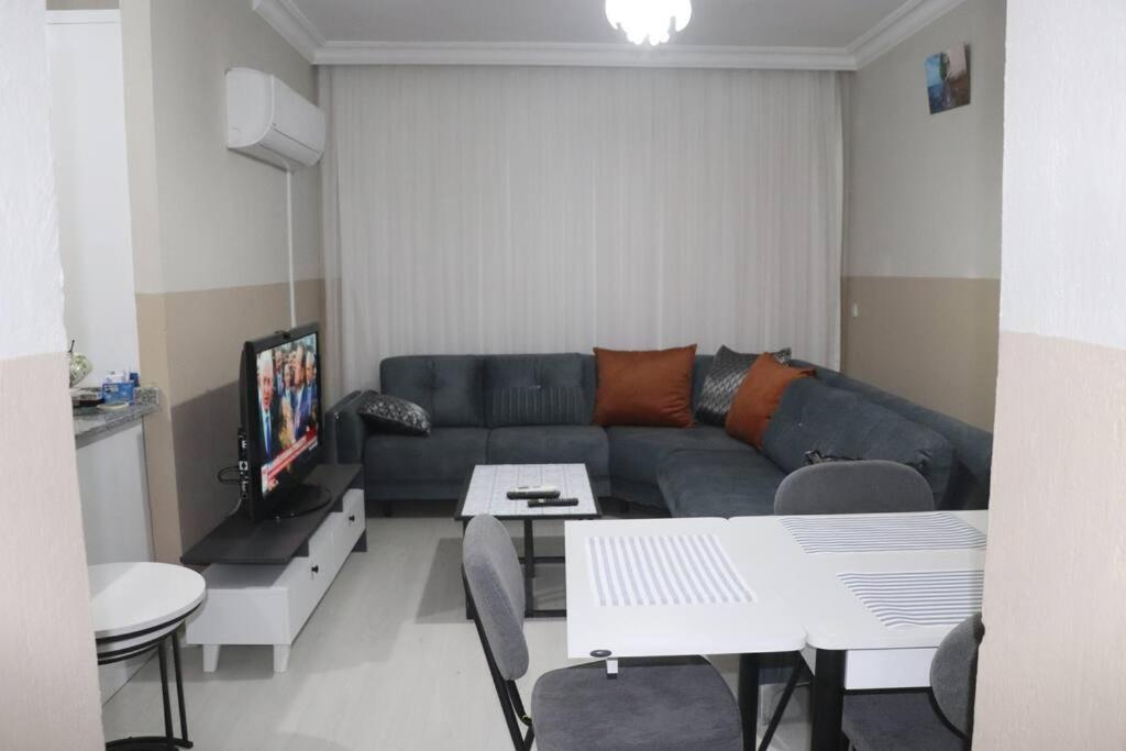 马纳夫加特ManavgatApartment的客厅配有沙发和桌子