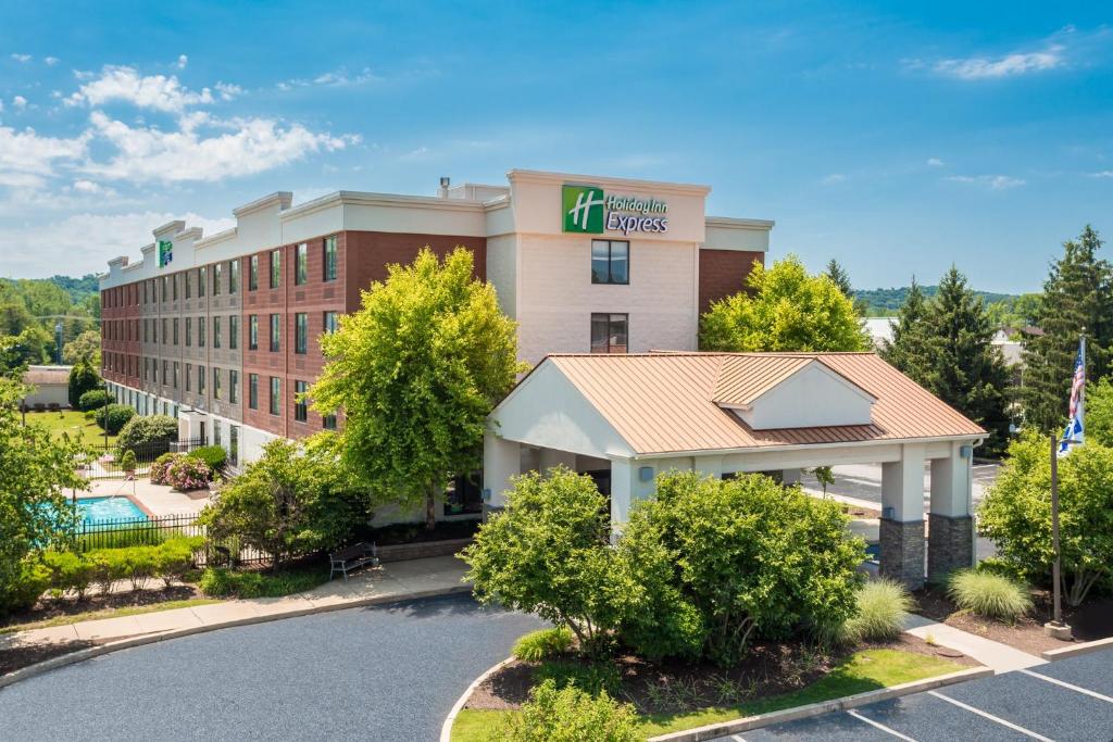 埃克斯顿Holiday Inn Express Exton - Great Valley, an IHG Hotel的停车场酒店形象