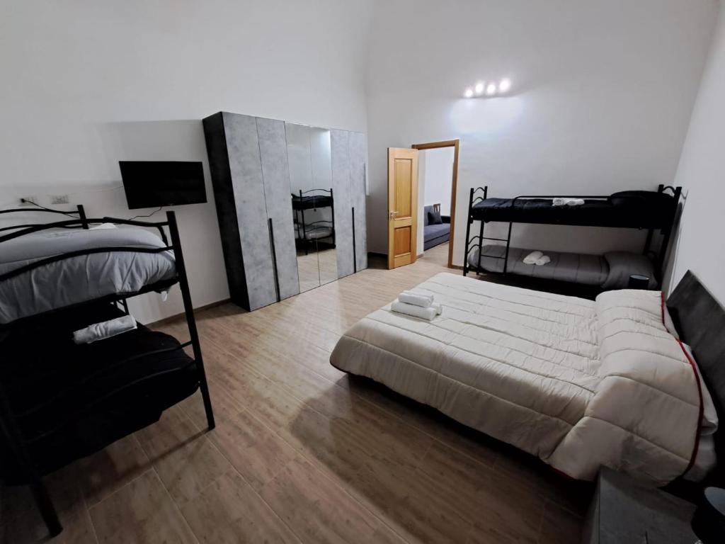 卡塔尼亚four apartaments的一间卧室配有两张双层床和镜子