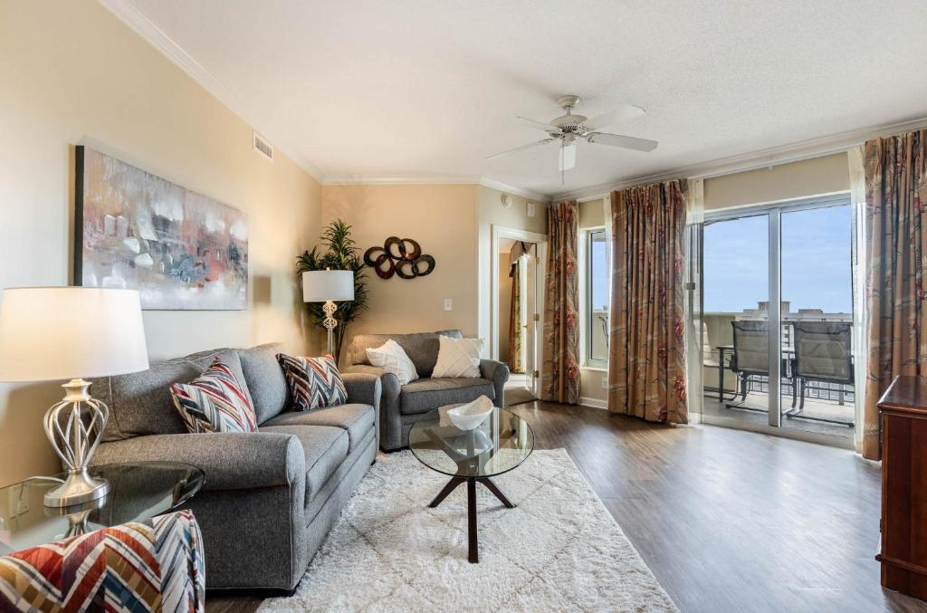 默特尔比奇Ocean View 3 Bedroom Unit #1607 Royale Palms condo的客厅配有沙发和桌子