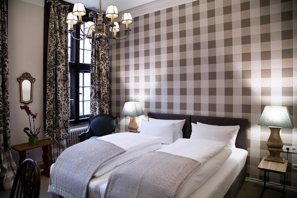汉堡纽伦堡阿尔特酒店的一间卧室配有一张床和一个 ⁇ 板墙