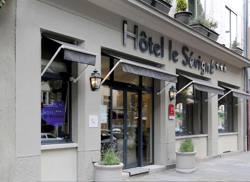 雷恩Hotel Le Sevigne - Sure Hotel Collection by Best Western的商店前方的商店,上面有标志