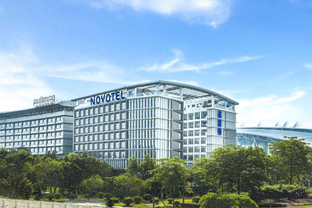 花都Novotel Guangzhou Baiyun Airport的 ⁇ 染酒店,在上面有标志