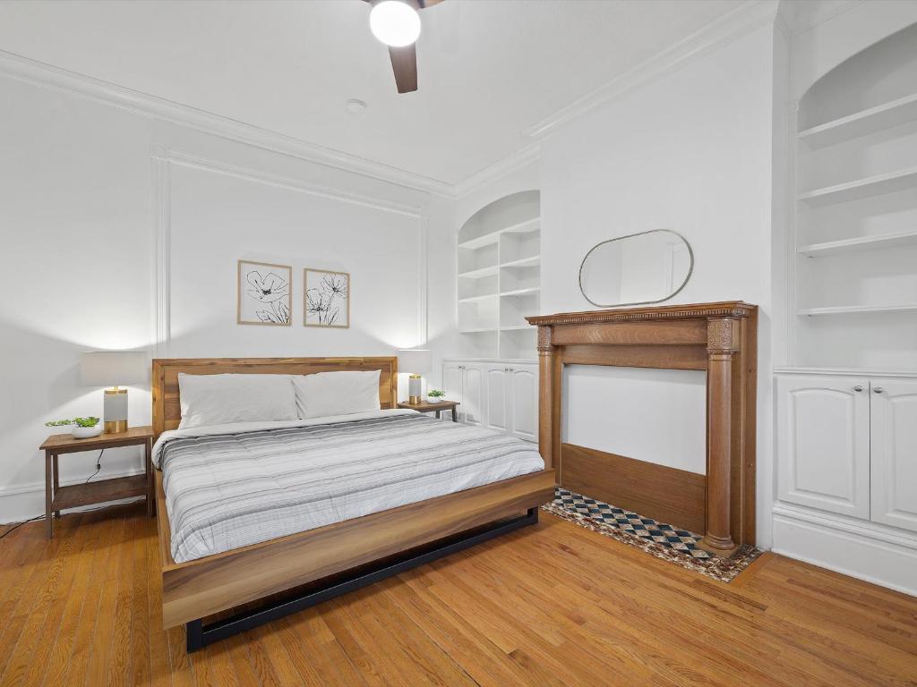 匹兹堡Bloomfield/Shadyside @E Stylish and Modern Private Bedroom with Shared Bathroom的白色卧室配有床和镜子
