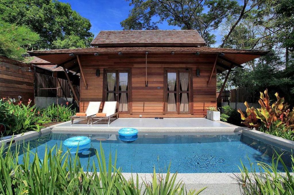 拉威海滩普吉岛阿南塔泰式泳池别墅酒店的小屋在后院设有游泳池