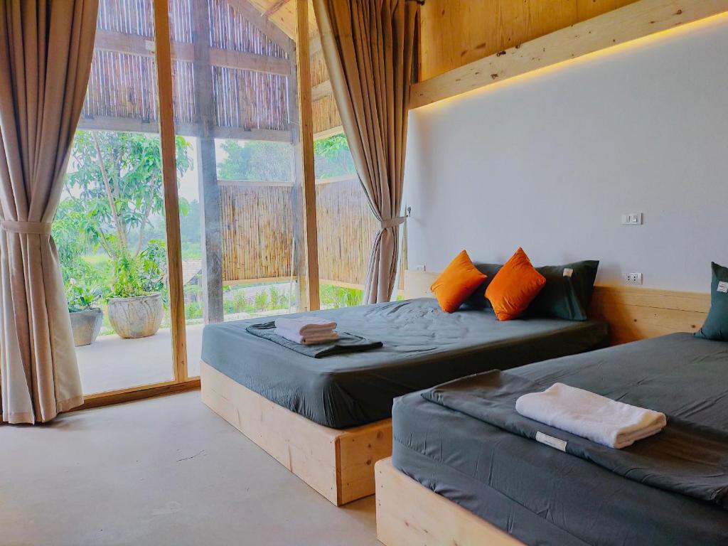 河内6Nature Bavi Retreat的一间卧室设有两张床和大窗户