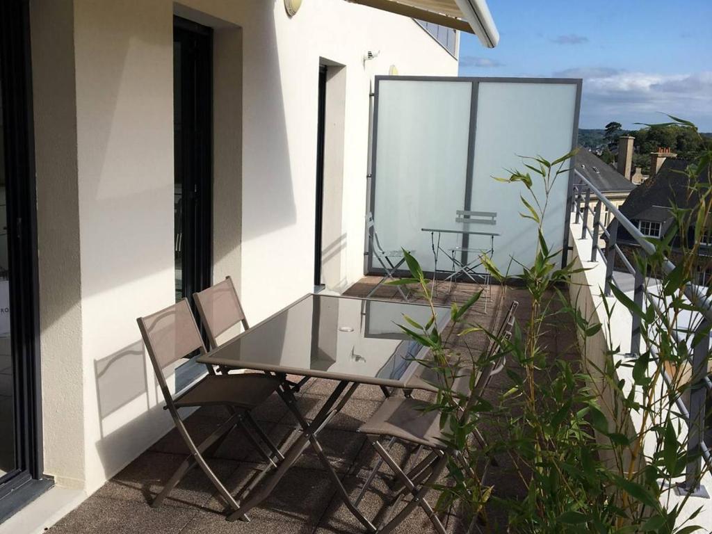 佩罗斯-吉雷克Appartement Perros-Guirec, 3 pièces, 5 personnes - FR-1-368-166的阳台上的玻璃桌子和椅子
