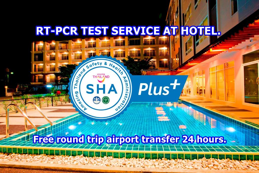 莱卡邦Sinsuvarn Airport Suite Hotel SHA Extra Plus Certified B5040的酒店前游泳池旁的标志