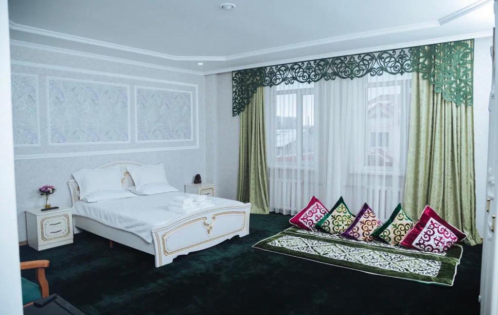 塞米伊SELFIE +的卧室配有白色的床和窗户。