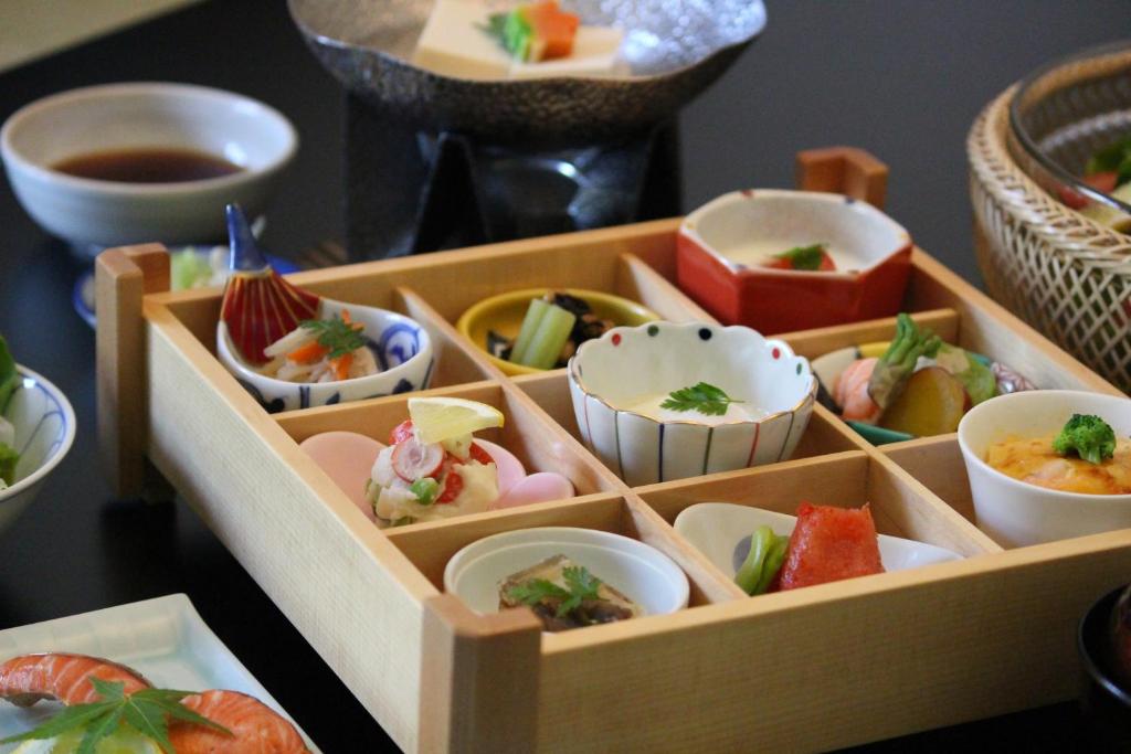 京都本能寺酒店的装满不同种类寿司的木盒子