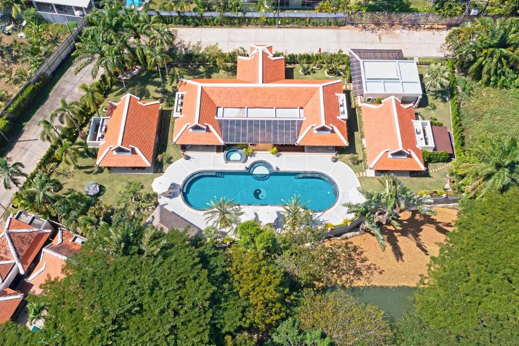 拉威海滩Villa Carlos, Luxury 7 BDR Private Pool Villa, Baan Bua Nai Harn, Phuket的享有带游泳池的房屋的空中景致