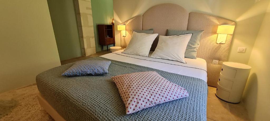 阿维尼翁Villa Aigarden maison d'hôtes的一间卧室配有一张大床和两个枕头