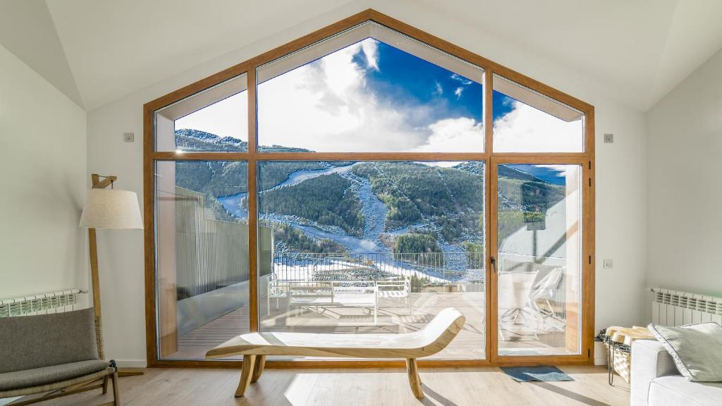 埃尔塔特KOKONO Luxury Ski Chalet Andorra, El Tarter的客房设有山景大窗户。